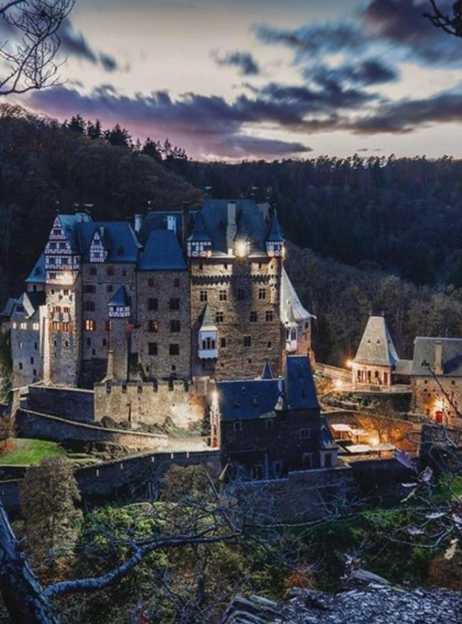 Attraktive Wohnung-Elztalidyll-Zwischen Mosel,Nuerburgring Und Burg Eltz Kollig ภายนอก รูปภาพ